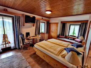 Postel nebo postele na pokoji v ubytování Landhaus Neubauer - Zimmer