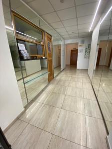 um corredor vazio de um edifício de escritórios com piso de madeira em Hotel Omega Brno em Brno