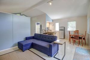 uma sala de estar com um sofá azul e uma mesa em Agapios Cottage em Santa Bárbara