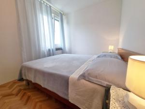 A bed or beds in a room at Apartment Rijeka with sea view