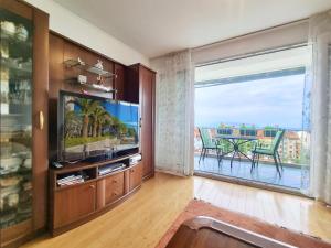 A television and/or entertainment centre at Apartment Rijeka with sea view