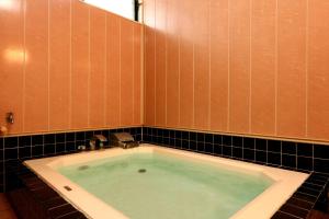 e bagno piastrellato con vasca. di Ocean View Hamayu a Makinohara Altre 18 foto