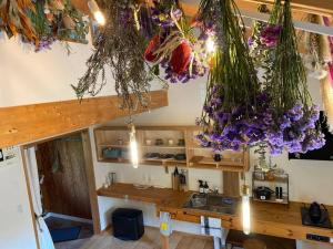 una cocina con flores colgando del techo en FamB en Nakafurano