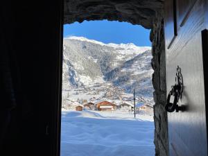 Chalet Falcon - Luxury Swiss Retreat with Hot-Tub v zimě