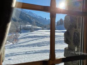 Chalet Falcon - Luxury Swiss Retreat with Hot-Tub v zimě
