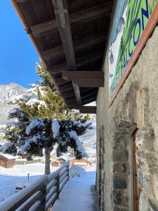Chalet Falcon - Luxury Swiss Retreat with Hot-Tub v zimě