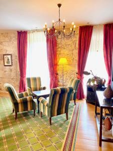 Ein Sitzbereich in der Unterkunft Hotel Pazo de Lestrove by Pousadas de Compostela