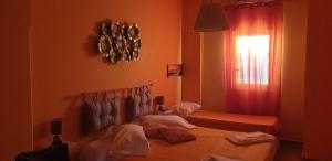 Schlafzimmer mit einem Bett und einem Fenster in der Unterkunft Oasi B&B in Benevento