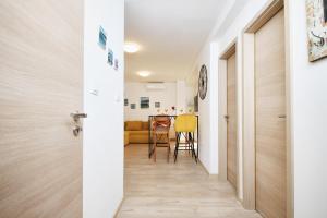 a hallway leading to a dining room with a table at Apartman Lanterna in Viskovo
