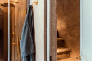 Ένα μπάνιο στο Ricci Rooms