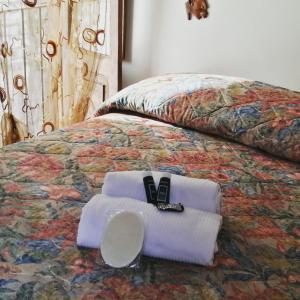 Una cama con dos toallas y un par de gafas. en La Torre, en Norma