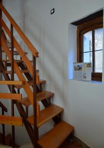 escalera de madera en una habitación con ventana en La Torre, en Norma