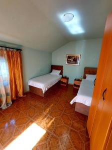 Una cama o camas en una habitación de Apartments and Rooms Lijesevic