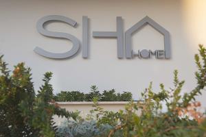 een bord op een gebouw met een huis bij SH Home in Palma Campania