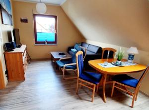 Caroline & Maurice في أوستسيباد كوسيروف: غرفة معيشة مع أريكة وطاولة