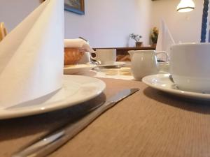 Set per la preparazione di tè e caffè presso Pension Stausee