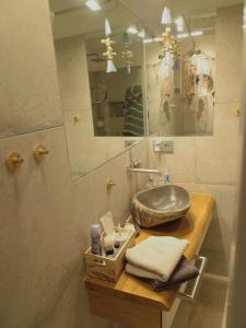 bagno con lavandino e specchio di Casa ai Ghiri a Cannero Riviera