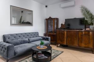 een woonkamer met een bank en een tv bij Villa Lizza in Cavtat