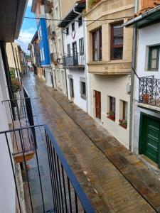 una calle vacía en un callejón con edificios en Apartamento en el Casco Histórico de Plencia, en Plentzia