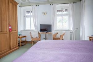 Ein Bett oder Betten in einem Zimmer der Unterkunft Bilz-Pension