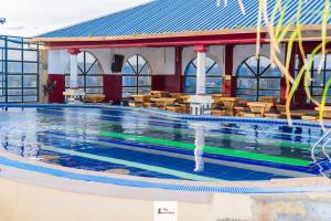 uma piscina em frente a um edifício em The Siron Place Hotel em Ongata Rongai 