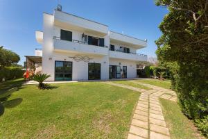 Gallery image of Residence Punta Cassano - In piscina sulla spiaggia di sabbia in San Foca