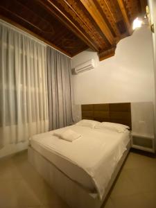 A bed or beds in a room at Kompleksi Jakaj