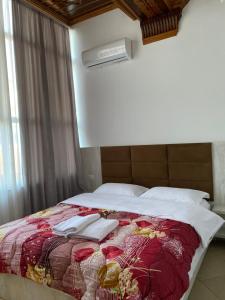 A bed or beds in a room at Kompleksi Jakaj