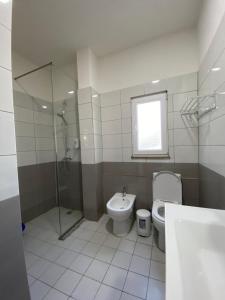 A bathroom at Kompleksi Jakaj