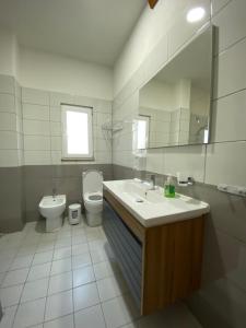 A bathroom at Kompleksi Jakaj
