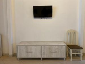 A television and/or entertainment centre at Kompleksi Jakaj