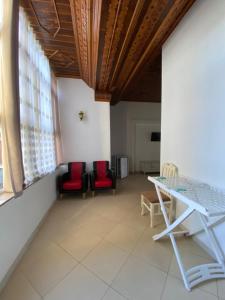 A seating area at Kompleksi Jakaj