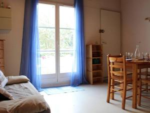 een kamer met een tafel en een raam en een tafel en stoelen bij Appart 2 pièces proche plage Dolus-d'Oléron - FR-1-246A-1 in Dolus d'Oléron +4 foto's
