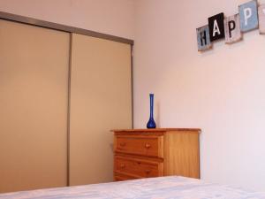 een slaapkamer met een bed, een dressoir en een schuifdeur bij Appart 2 pièces proche plage Dolus-d'Oléron - FR-1-246A-1 in Dolus d'Oléron