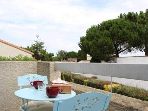 een kleine tafel en stoelen op een balkon bij Appart 2 pièces proche plage Dolus-d'Oléron - FR-1-246A-1 in Dolus d'Oléron