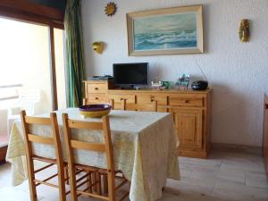 une salle à manger avec une table et une télévision dans l'établissement Appartement Port-la-Nouvelle, 2 pièces, 4 personnes - FR-1-229C-338, à Port-la-Nouvelle