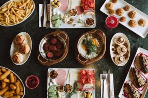 einen Tisch mit Teller mit Speisen und Vorspeisen in der Unterkunft Mest Hotel Istanbul Sirkeci in Istanbul