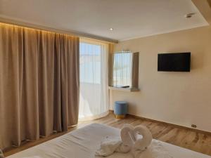 TV a/nebo společenská místnost v ubytování Paradise Hotel & Bar