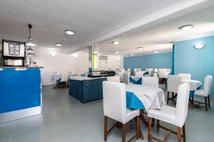 Hotel Azul Praia tesisinde bir restoran veya yemek mekanı