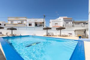 Bazén v ubytování Hotel Azul Praia nebo v jeho okolí