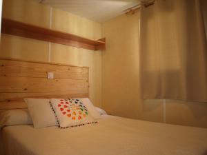 En eller flere senge i et værelse på CAMPING SUANCES