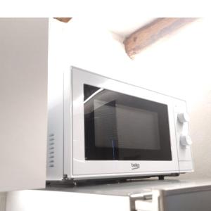 Televízia a/alebo spoločenská miestnosť v ubytovaní Casa Sole Mare