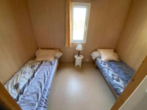 Posteľ alebo postele v izbe v ubytovaní Chalets au bord de l’eau