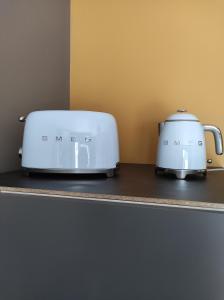 einen Toaster und einen Toaster auf einer Theke in der Unterkunft Villa Seyal - avec piscine - jacuzzi - sauna & climatisation in Le Mans