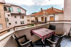patio con mesa y sillas en el balcón en Ohrid Strict Center Apartment en Ohrid