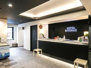 hol z recepcją i krzesłami w obiekcie HOTEL LiVEMAX Numazu Ekimae w mieście Saint Neots