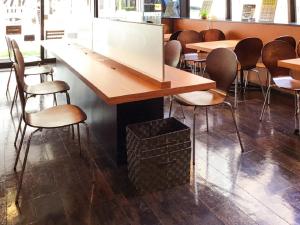 Restauracja lub miejsce do jedzenia w obiekcie HOTEL LiVEMAX Numazu Ekimae