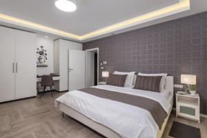 1 dormitorio con 1 cama grande y escritorio en RIKI'S APARTMENT-ZAGREB, en Zagreb