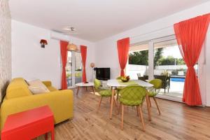 Una sala de estar con un sofá amarillo y una mesa. en Luxury Villa HARBOR, en Bibinje