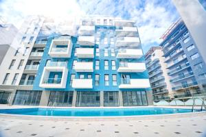 Piscina de la sau aproape de Studio Flow in Nord10 by Alezzi- pool n playground